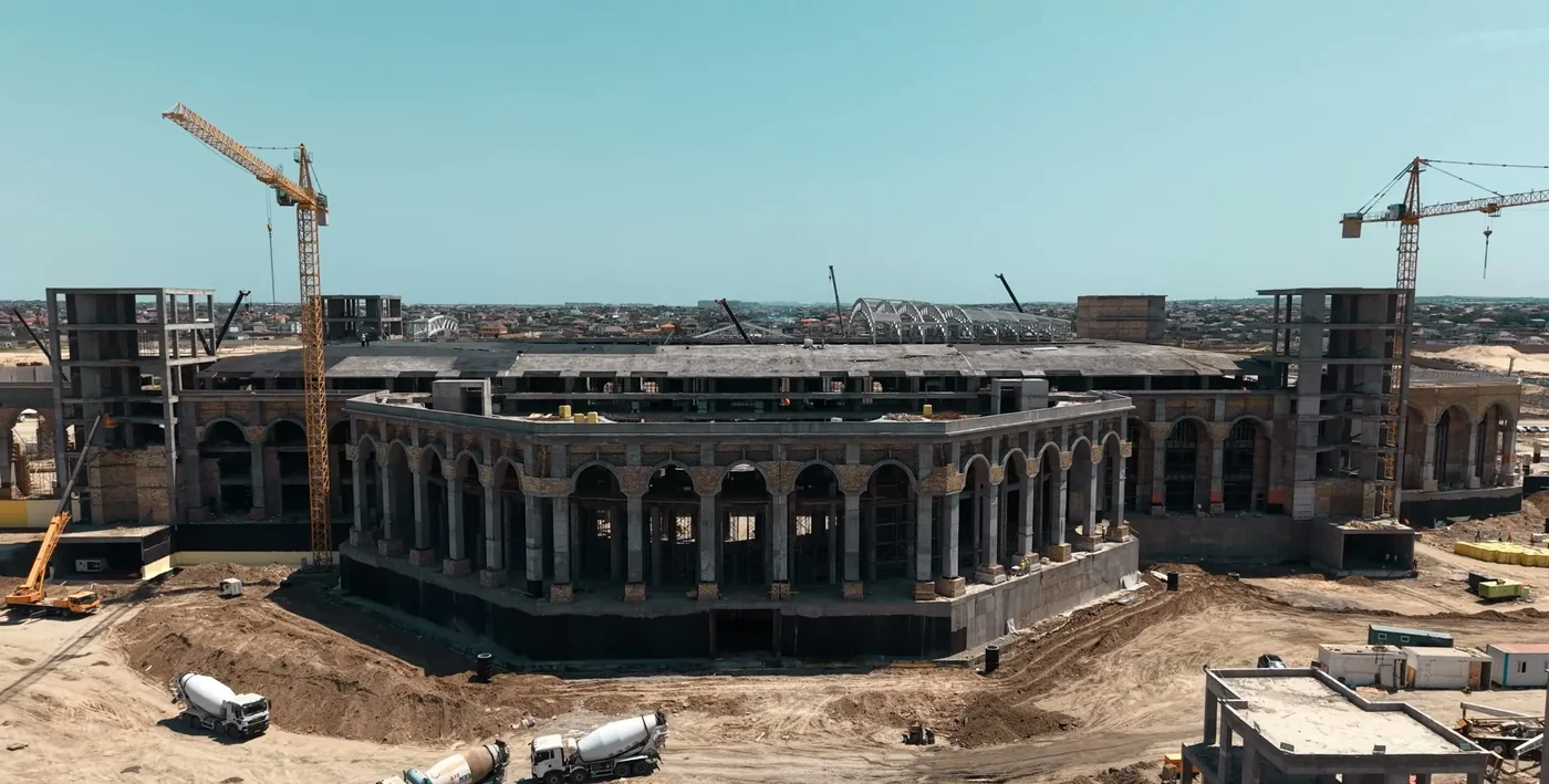 Royalé Casino — сосед через дорогу, осенью 2026 года в каркасе с колоннадой
