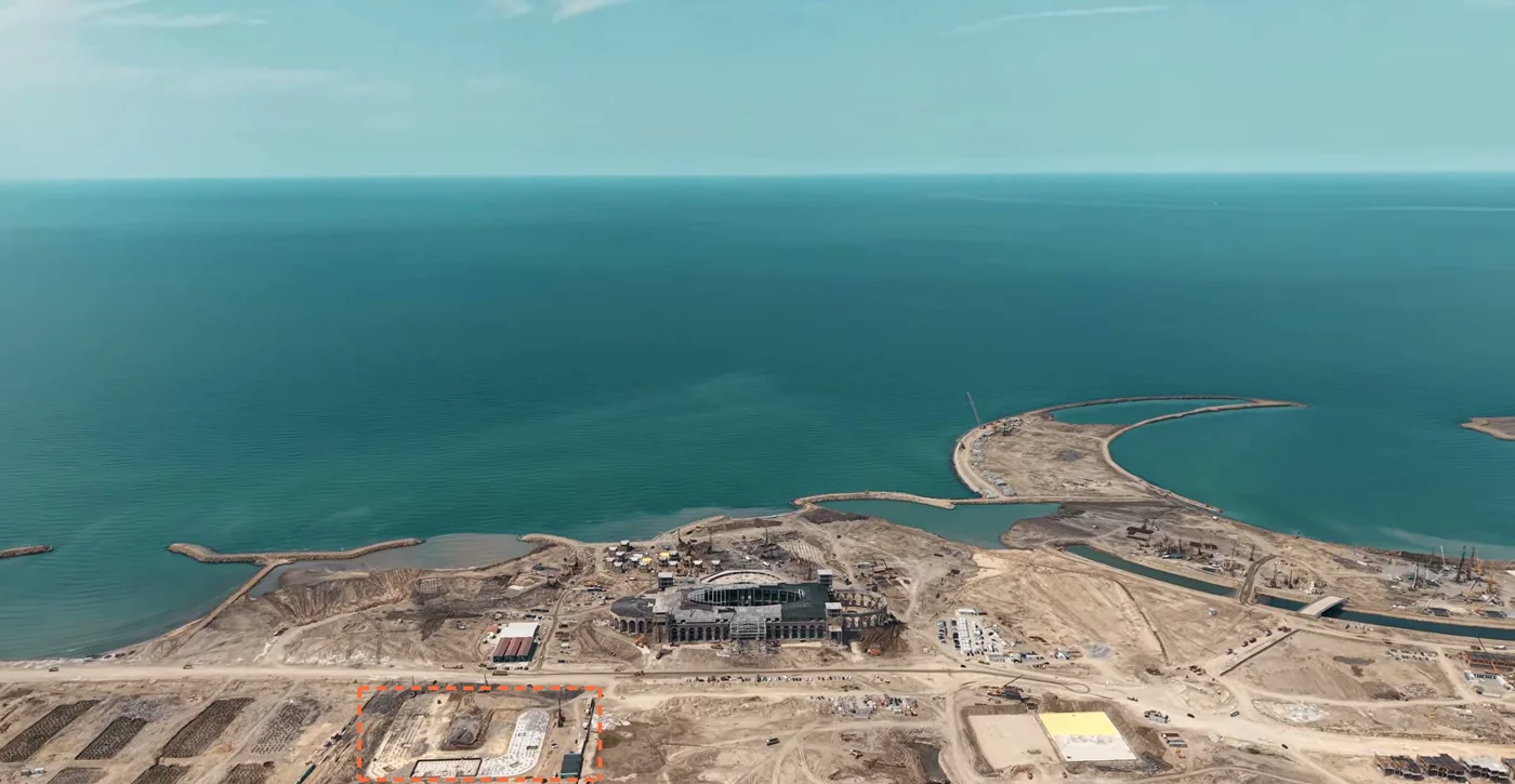 Сентябрь 2026, с дрона: в центре — Royalé Casino в стройке, пунктиром отмечен участок к юго-западу от него, где по контуру OpenStreetMap строится Malibu Residence (сопоставление гида)