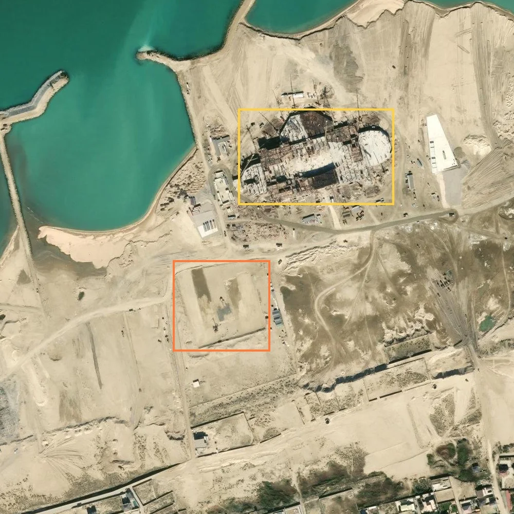 Спутник: оранжевая рамка — стройплощадка Malibu Residence по OpenStreetMap, жёлтая — Royale Casino